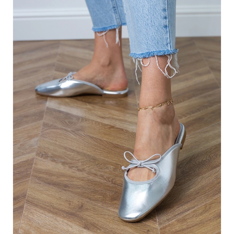 Silver Flip -flops construit sur une semelle plate argent 1