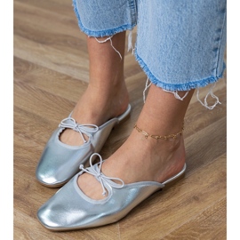 Silver Flip -flops construit sur une semelle plate argent 3