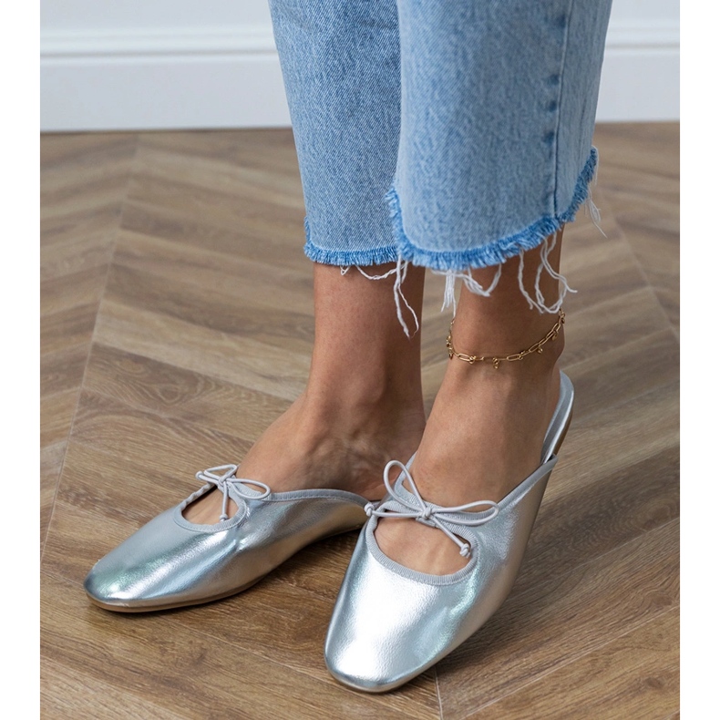 Silver Flip -flops construit sur une semelle plate argent 2