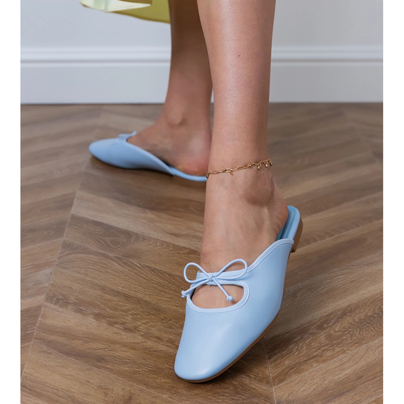 Blue Flip -flops construit sur une semelle plate bleu 1