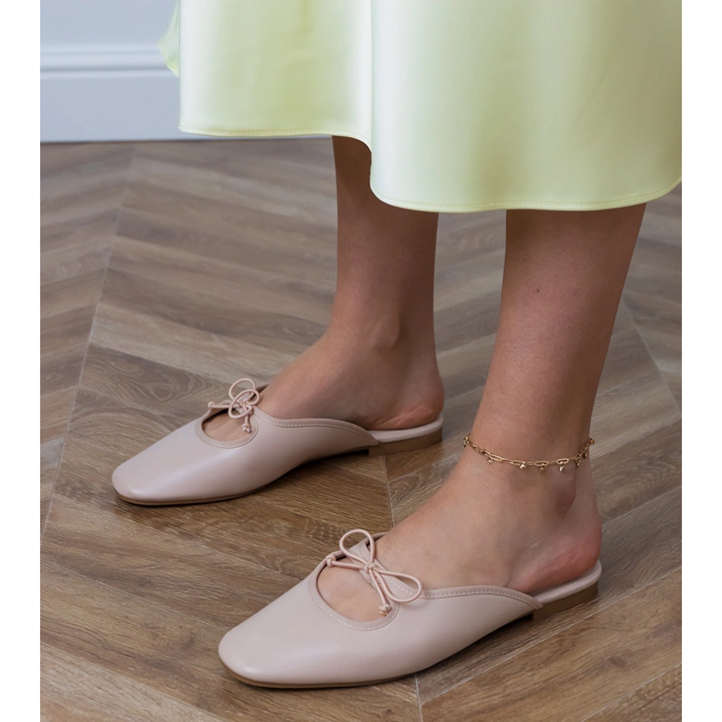 Flip beige -flops construit sur une semelle plate 2