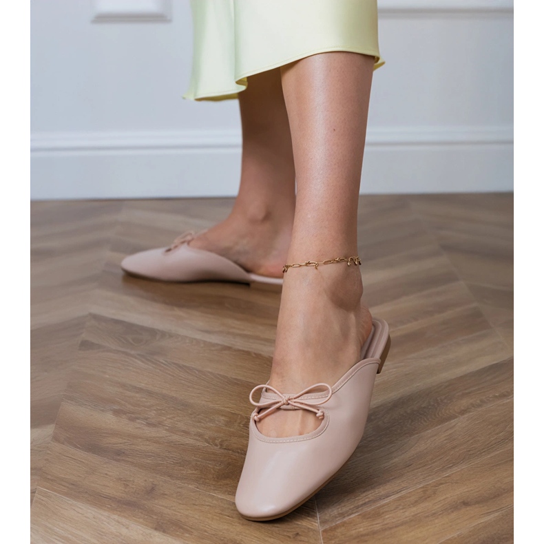 Flip beige -flops construit sur une semelle plate 1