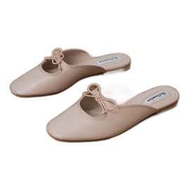 Flip beige -flops construit sur une semelle plate 4