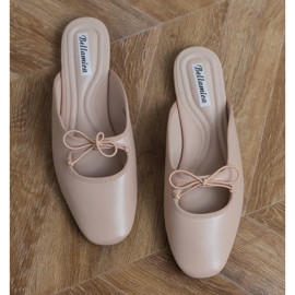 Flip beige -flops construit sur une semelle plate 5