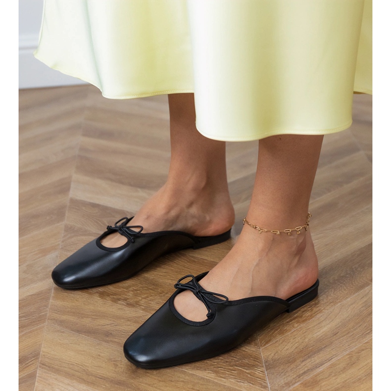 Black Flip -flops construit sur une semelle plate noir 2