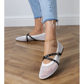 Ballerinas en filet en filet avec une boucle décorative blanche 1