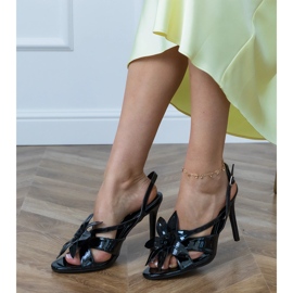 Les sandales noires verni sur un talon décoré d'une fleur le noir 2