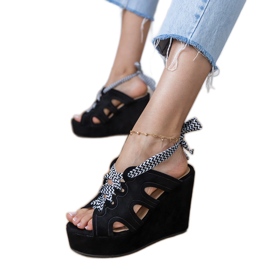 Sandales de coin noir avec un laçage décoratif le noir 2