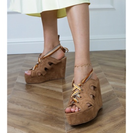 Sandales de coin brun avec un laçage décoratif 1 Sandales de coin brun avec un laçage décoratif 1