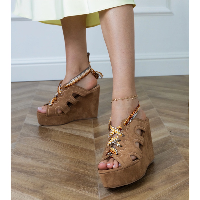 Sandales de coin brun avec un laçage décoratif 1 Sandales de coin brun avec un laçage décoratif 1