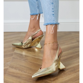 Sandales en or sur un coin géométrique d'or 4