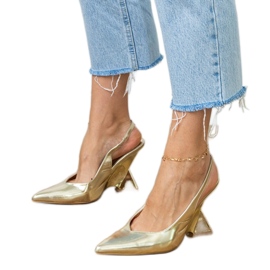 Sandales en or sur un coin géométrique doré 1