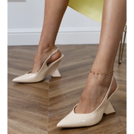 Sandales beiges sur un coin géométrique 1