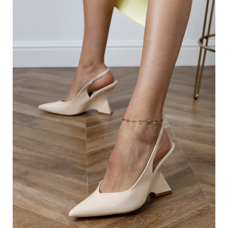 Sandales beiges sur un coin géométrique 2