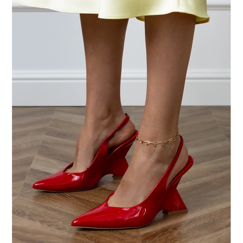 Sandales rouges sur un coin géométrique 1