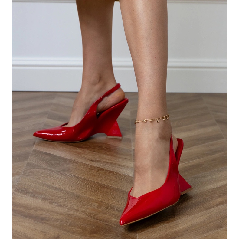 Sandales rouges sur un coin géométrique 2