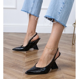 Sandales noires sur un coin géométrique 1