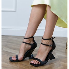 Sandales noires avec une ceinture sur un coin géométrique 2