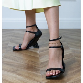 Sandales noires avec une ceinture sur un coin géométrique le noir 3