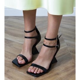 Sandales noires avec une ceinture sur un coin géométrique le noir 4