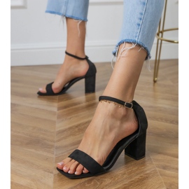 Sandales noires avec une ceinture et un nez carré sur le poteau 2