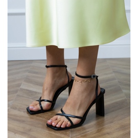 Sandales noires avec rayures fixées à la cheville le noir 2 Sandales noires avec rayures fixées à la cheville le noir 2