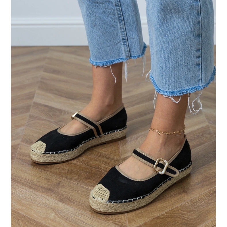 Espadrilles noires avec une boucle décorative 1