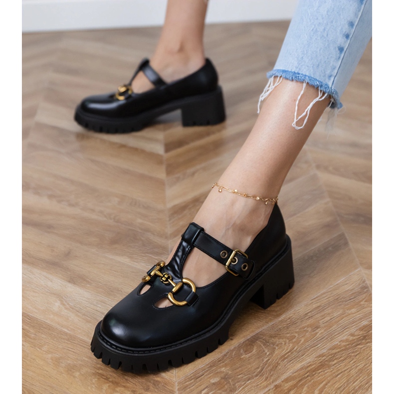Chaussures noires sur une semelle épaisse avec une décoration dorée le noir 2