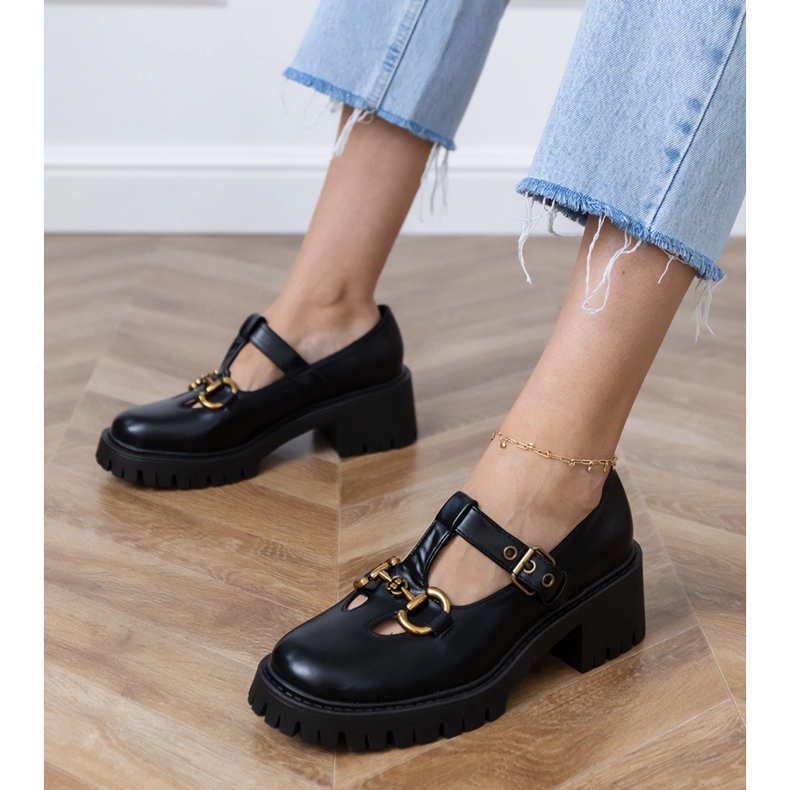 Chaussures noires sur une semelle épaisse avec une décoration dorée le noir 1