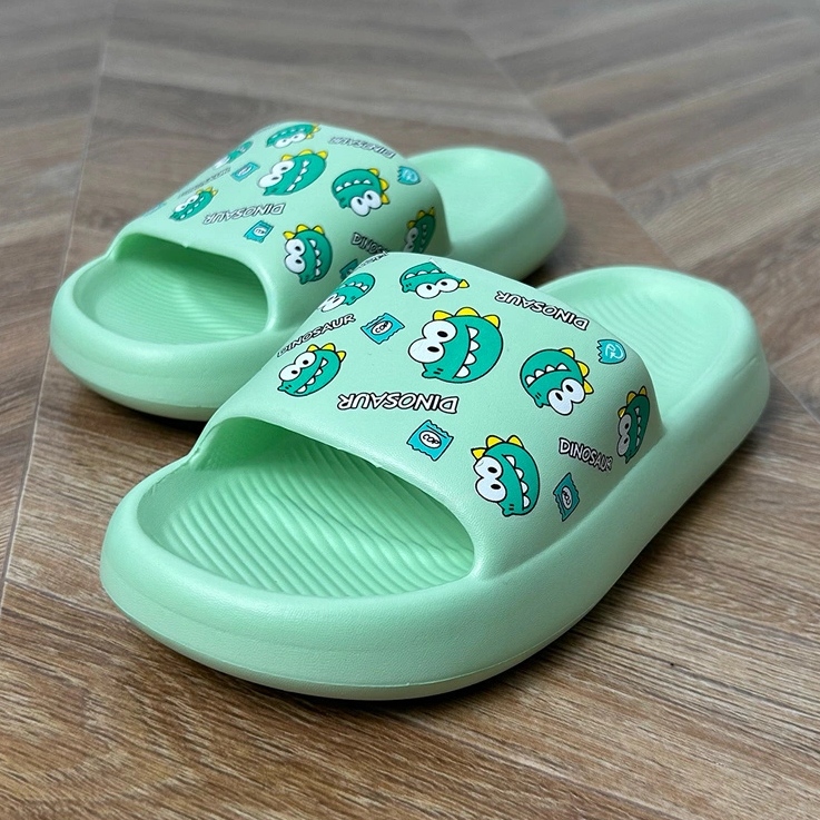 Les tongs des enfants verts avec imprimé 1