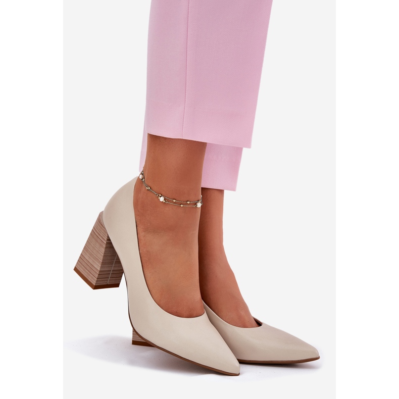 EVento Pompes en cuir sur le post beige 1