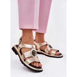 Les sandales en cuir féminine verni avec un détail décoratif artiker 56c0689 pln doré 2