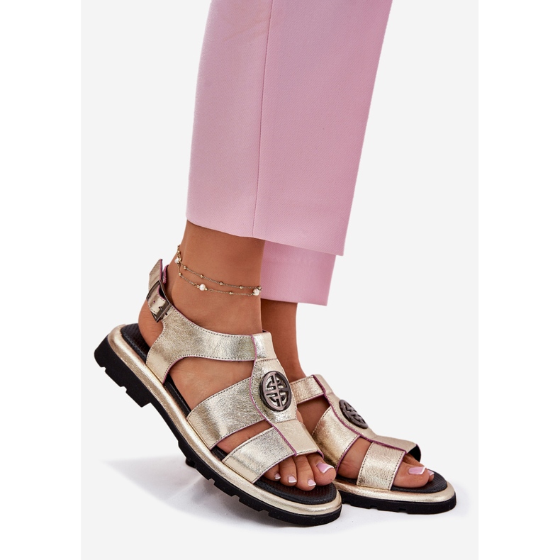 Les sandales en cuir féminine verni avec un détail décoratif artiker 56c0689 pln doré 1