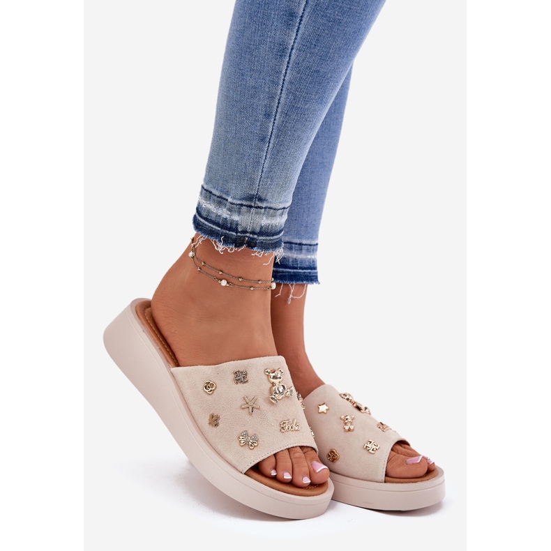 Les tongs en daim des femmes avec Vinceza 66741 beige 1