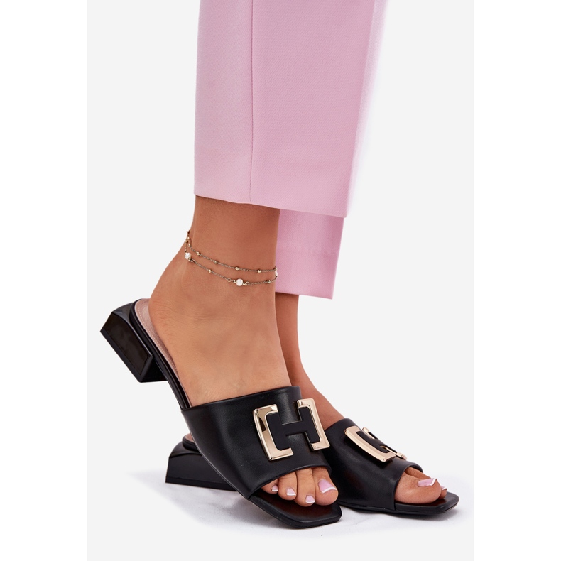 Vinceza Élégants pantoufles féminines sur un bloc avec un détail doré de Vincez 62229 Black le noir 1 Vinceza Élégants pantoufles féminines sur un bloc avec un détail doré de Vincez 62229 Black le noir 1