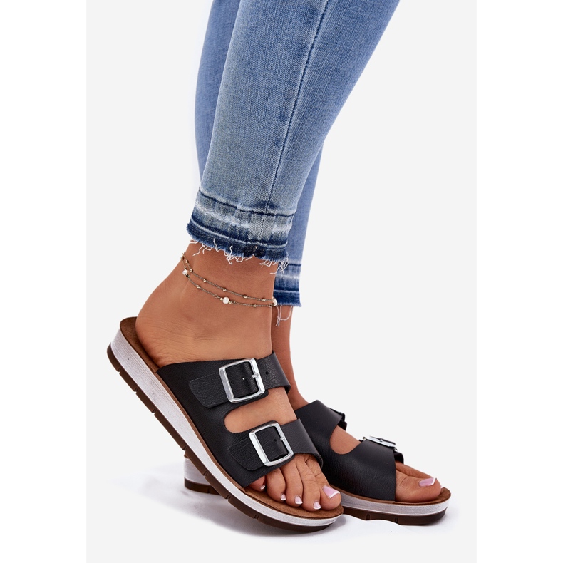 Les tongs des femmes avec des pinces noires INBLU CP000042 1