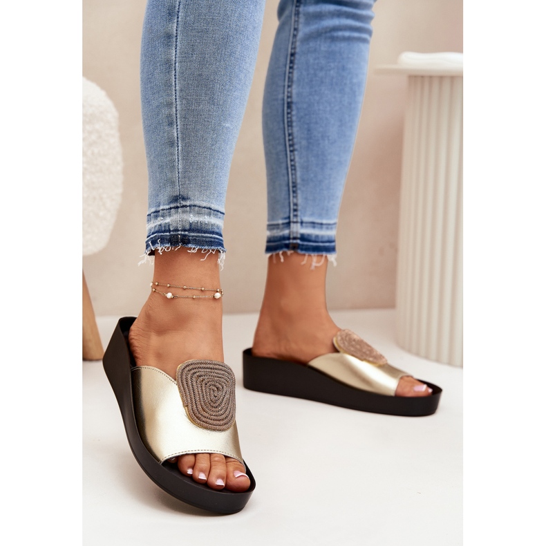 S.Barski Les tongs en cuir des femmes avec un ornement KV51-028 PLN d'or 2 S.Barski Les tongs en cuir des femmes avec un ornement KV51-028 PLN d'or 2