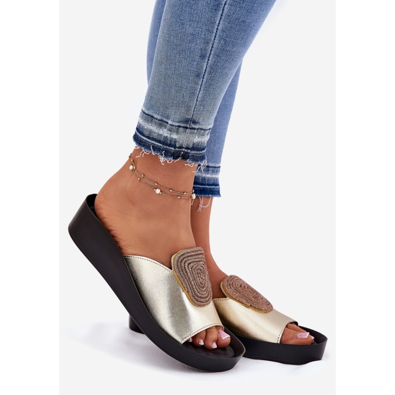 S.Barski Les tongs en cuir des femmes avec un ornement KV51-028 PLN d'or 1 S.Barski Les tongs en cuir des femmes avec un ornement KV51-028 PLN d'or 1