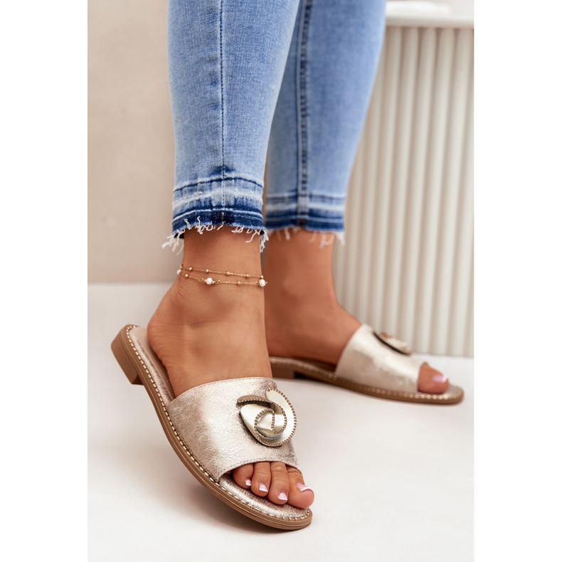 S.Barski Les tongs pour femmes à talons plats avec un détail décoratif KV51-007 Zloty d'or 2 S.Barski Les tongs pour femmes à talons plats avec un détail décoratif KV51-007 Zloty d'or 2