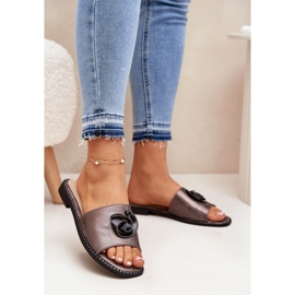 S.Barski Les tongs pour femmes à talons plats avec des détails de graphite décoratifs KV51-007 argent 2 S.Barski Les tongs pour femmes à talons plats avec des détails de graphite décoratifs KV51-007 argent 2