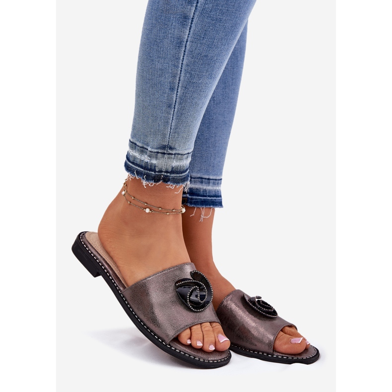 S.Barski Les tongs pour femmes à talons plats avec des détails de graphite décoratifs KV51-007 argent 1 S.Barski Les tongs pour femmes à talons plats avec des détails de graphite décoratifs KV51-007 argent 1