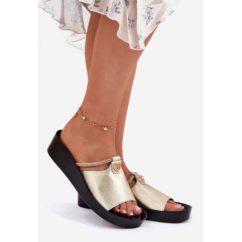 S.Barski Des tongs en cuir pour femmes avec une bande d'or décorative KV51-034 1 S.Barski Des tongs en cuir pour femmes avec une bande d'or décorative KV51-034 1