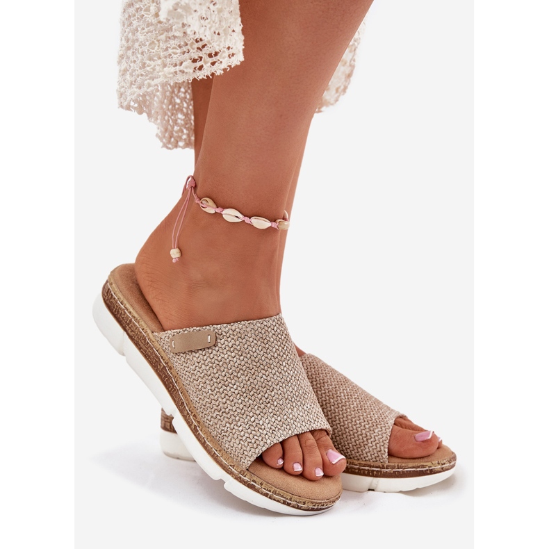 Les tongs des femmes avec un coin beige 1 Les tongs des femmes avec un coin beige 1