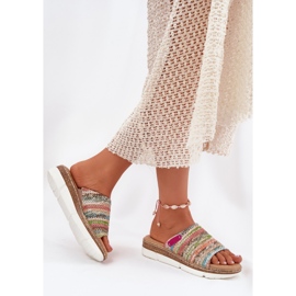 Les tongs pour femmes avec un coin multicolore plaqué 4