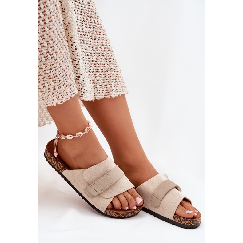 Les tongs des femmes avec du velcro sur une plate-forme en liège beige 2 Les tongs des femmes avec du velcro sur une plate-forme en liège beige 2