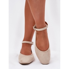 Ballerines d'éco en daim avec une ceinture et une pince beige 3
