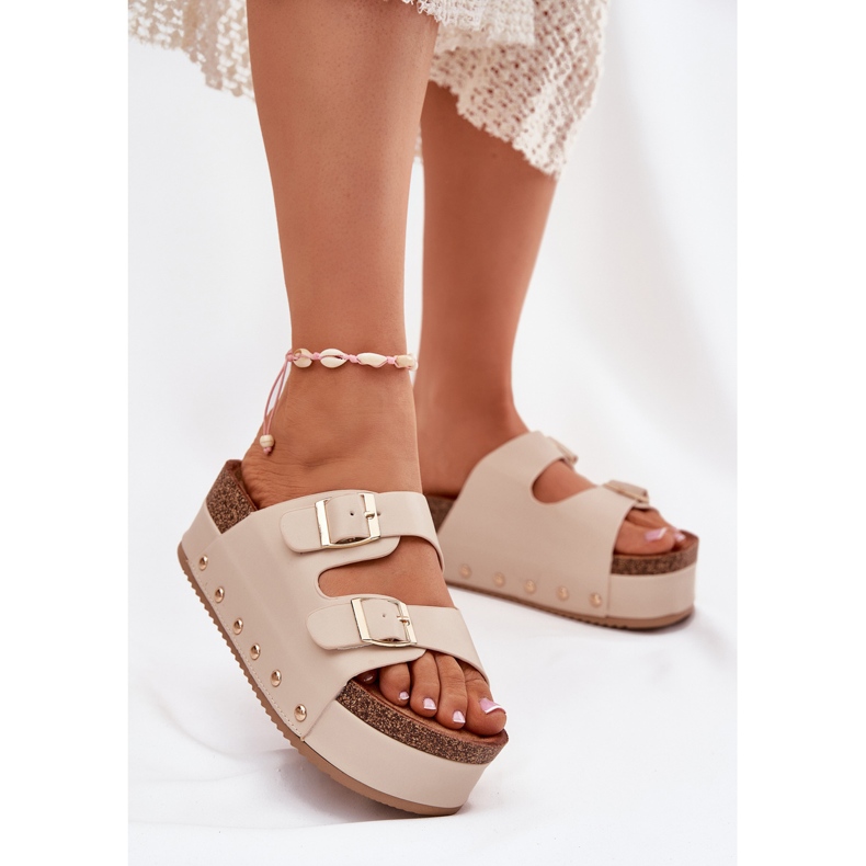 Les tongs des femmes avec des boucles sur une plate-forme massive beige 2 Les tongs des femmes avec des boucles sur une plate-forme massive beige 2