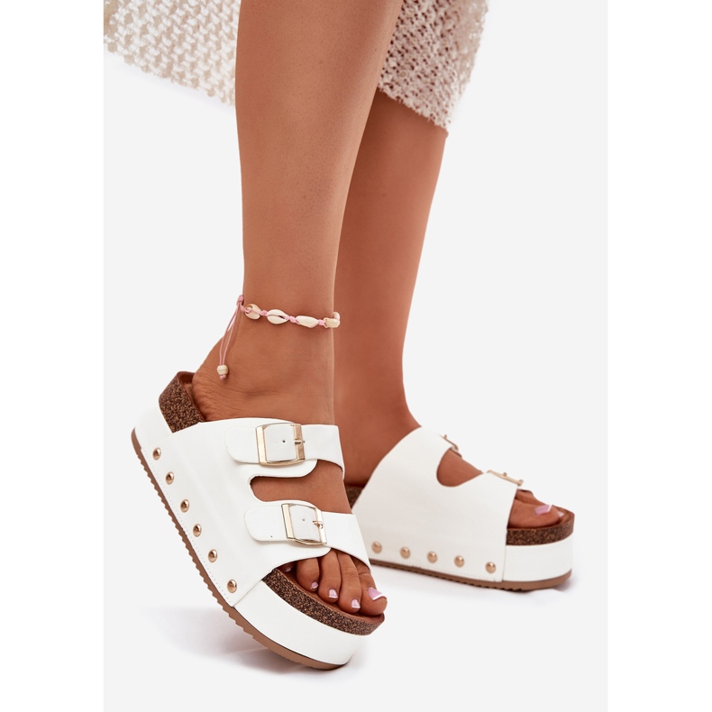 Les tongs pour femmes avec des boucles sur une plate-forme massive blanche 2 Les tongs pour femmes avec des boucles sur une plate-forme massive blanche 2