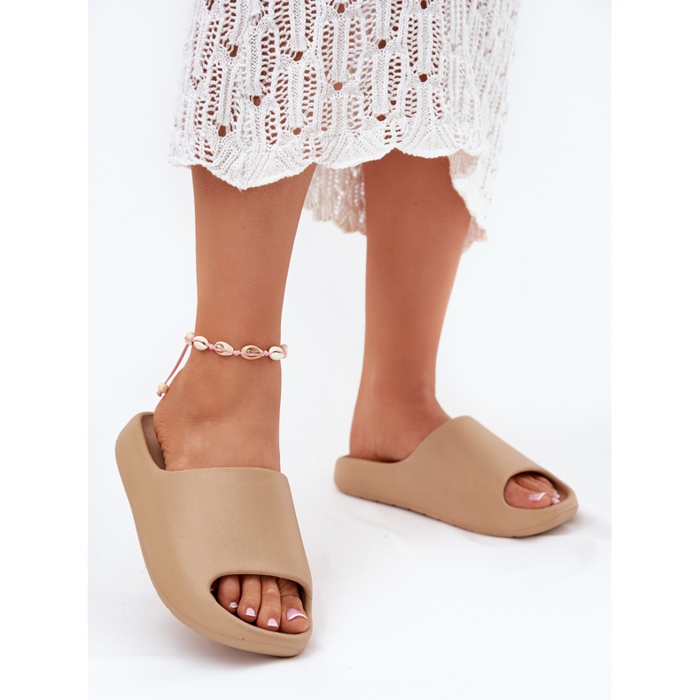 Les tongs de mousse pour femmes sont beige noire 2 Les tongs de mousse pour femmes sont beige noire 2