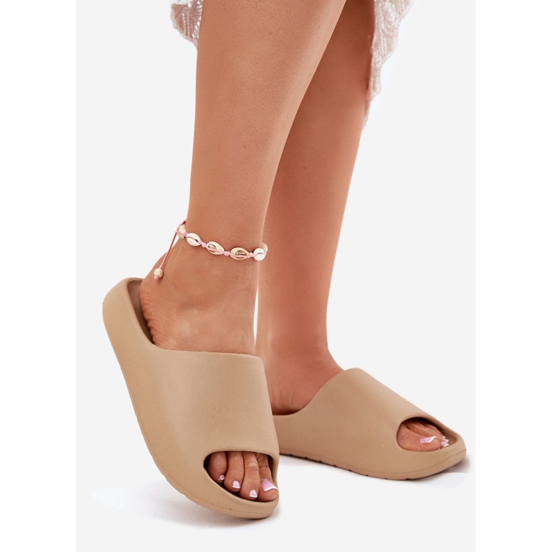 Les tongs de mousse pour femmes sont beige noire 1 Les tongs de mousse pour femmes sont beige noire 1